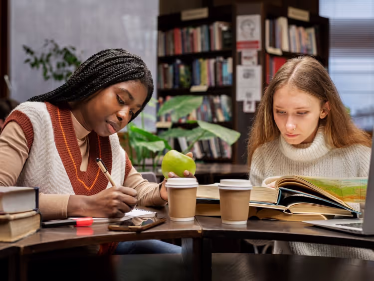 Dos mujeres leyendo libros